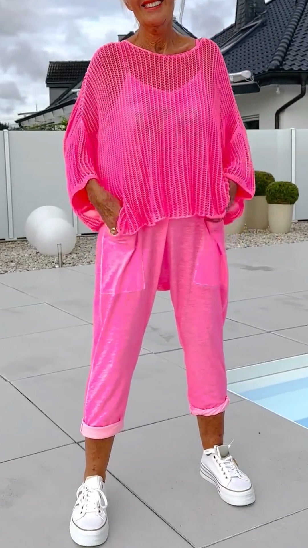 Luna | Retro jumpsuit med bokstavstryck och utskuren tröja
