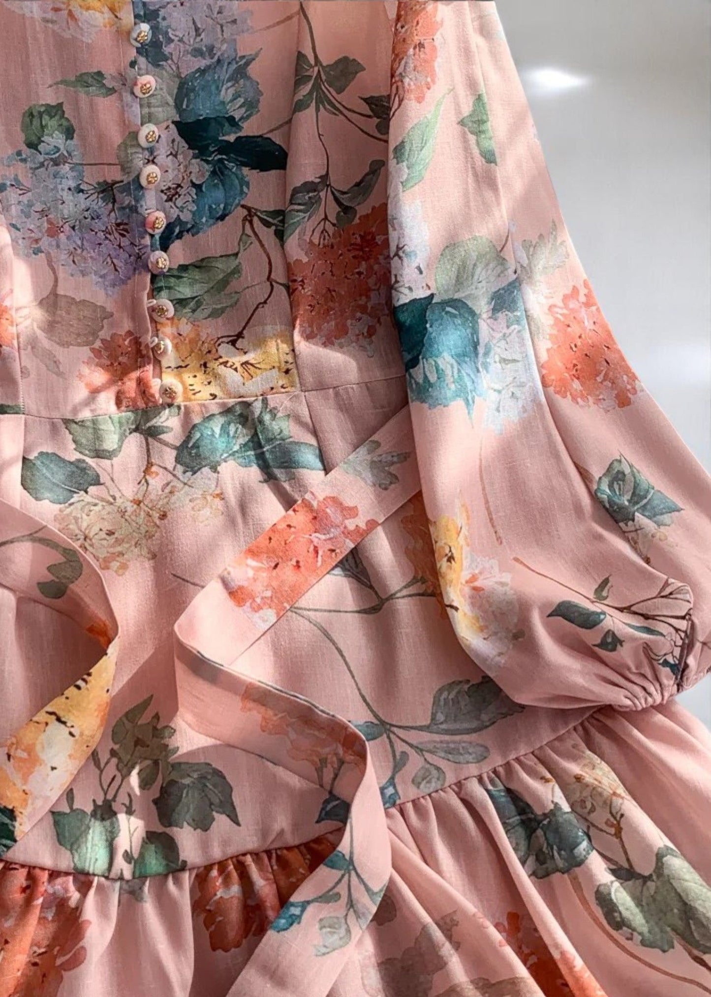 Amélie | Blommig klänning med rosett i midjan och ballongärmar