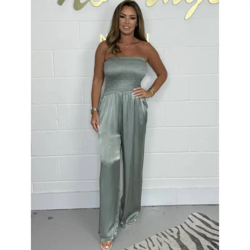 Kjersti | Trendig axelbandslös jumpsuit med vida ben