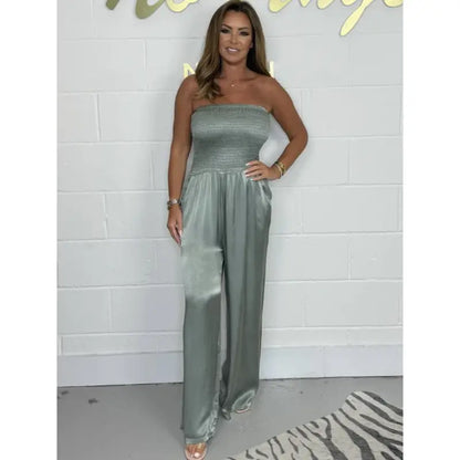 Kjersti | Trendig axelbandslös jumpsuit med vida ben